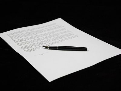 pdf编辑器 App 文件合并功能界面，两个文档缩略图被拖入同一个方框中，界面简洁光线明亮
